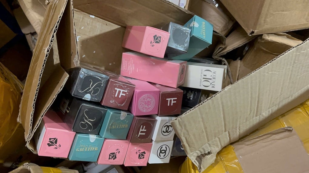 Đột kích kho nước hoa nghi giả Chanel, Dior ngay giữa phố cổ Hà Nội - 1