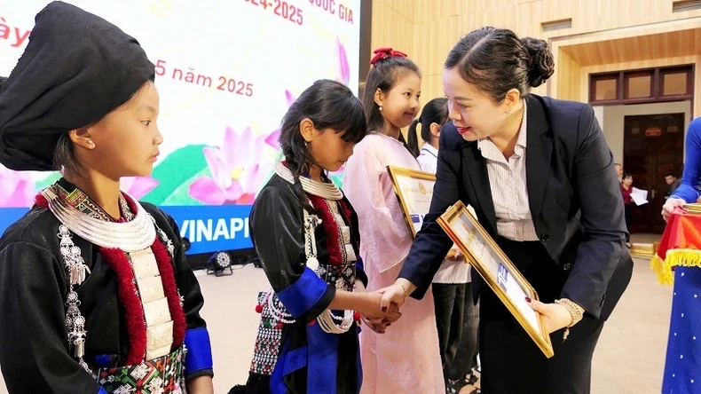 Lai Chau rend hommage à des centaines d'enseignants et d'étudiants exceptionnels photo 2