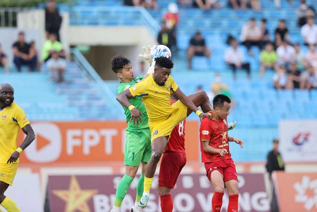 Bảng xếp hạng V-League mới nhất: Đà Nẵng phải giành giật 'sự sống', HAGL chưa thoát hiểm- Ảnh 1.