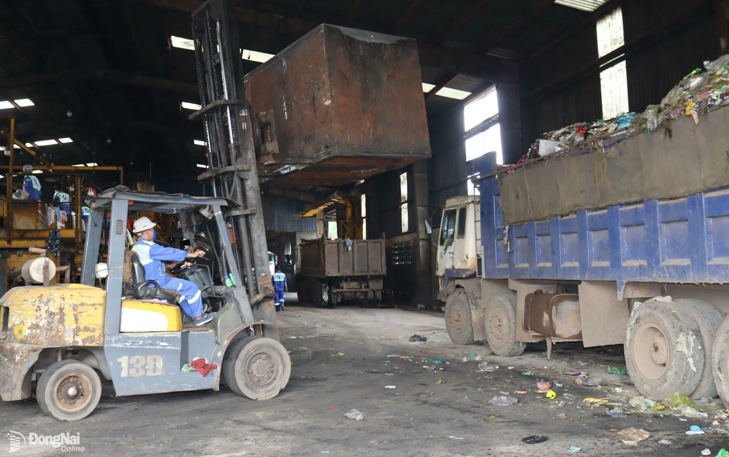 Tiếp nhận rác thải sinh hoạt tại Khu xử lý chất thải Quang Trung. Ảnh: Hoàng Lộc