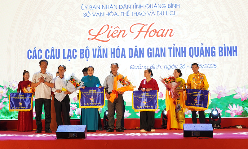 Đại diện lãnh đạo Sở Văn hóa-Thể thao và Du lịch trao giải nhì cho các CLB.