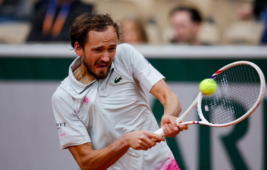 Djokovic khởi đầu thuận lợi, Medvedev sớm chia tay Roland Garros - 2