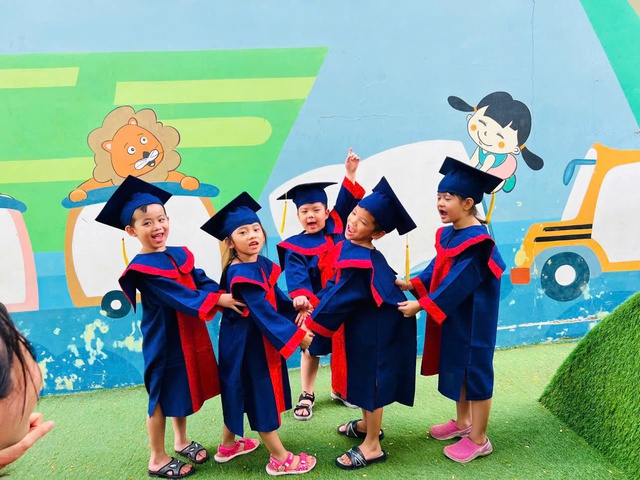 Trẻ ôm cô giáo khóc nức nở vì chia xa trường mầm non - Ảnh 10.