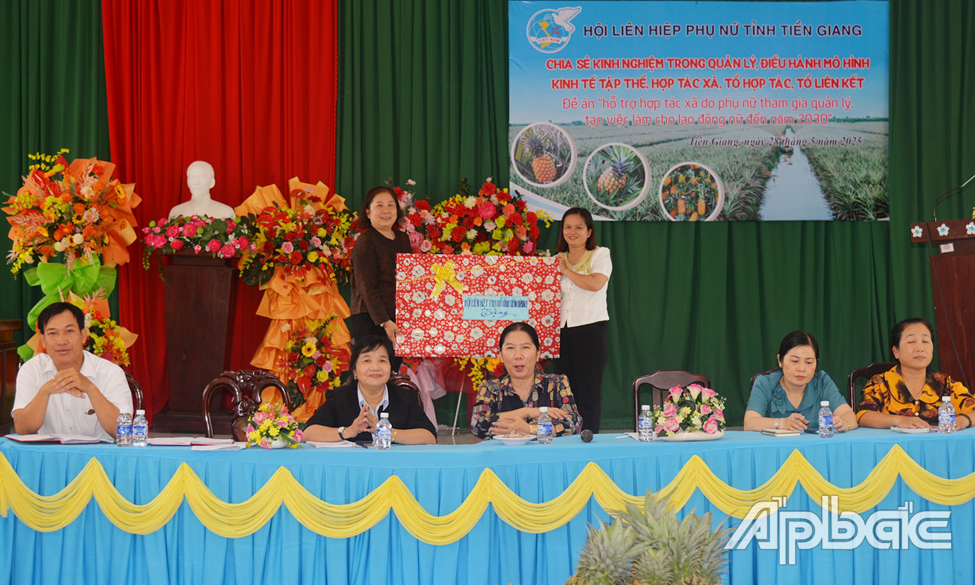 Hội LHPN tỉnh tặng quà lưu niệm HTX Dịch vụ Nông nghiệp Tân Hòa Đông .