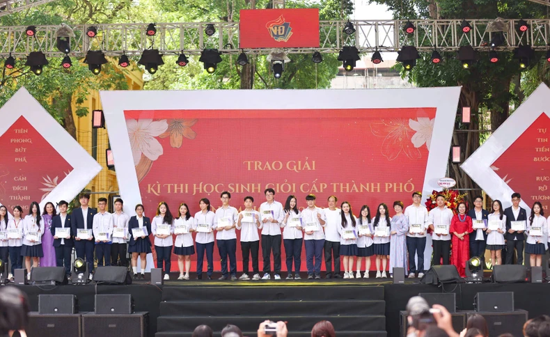 [Ảnh] Học trò lớp 12 chia tay trong lễ bế giảng, chuẩn bị bước vào hành trình mới ảnh 2