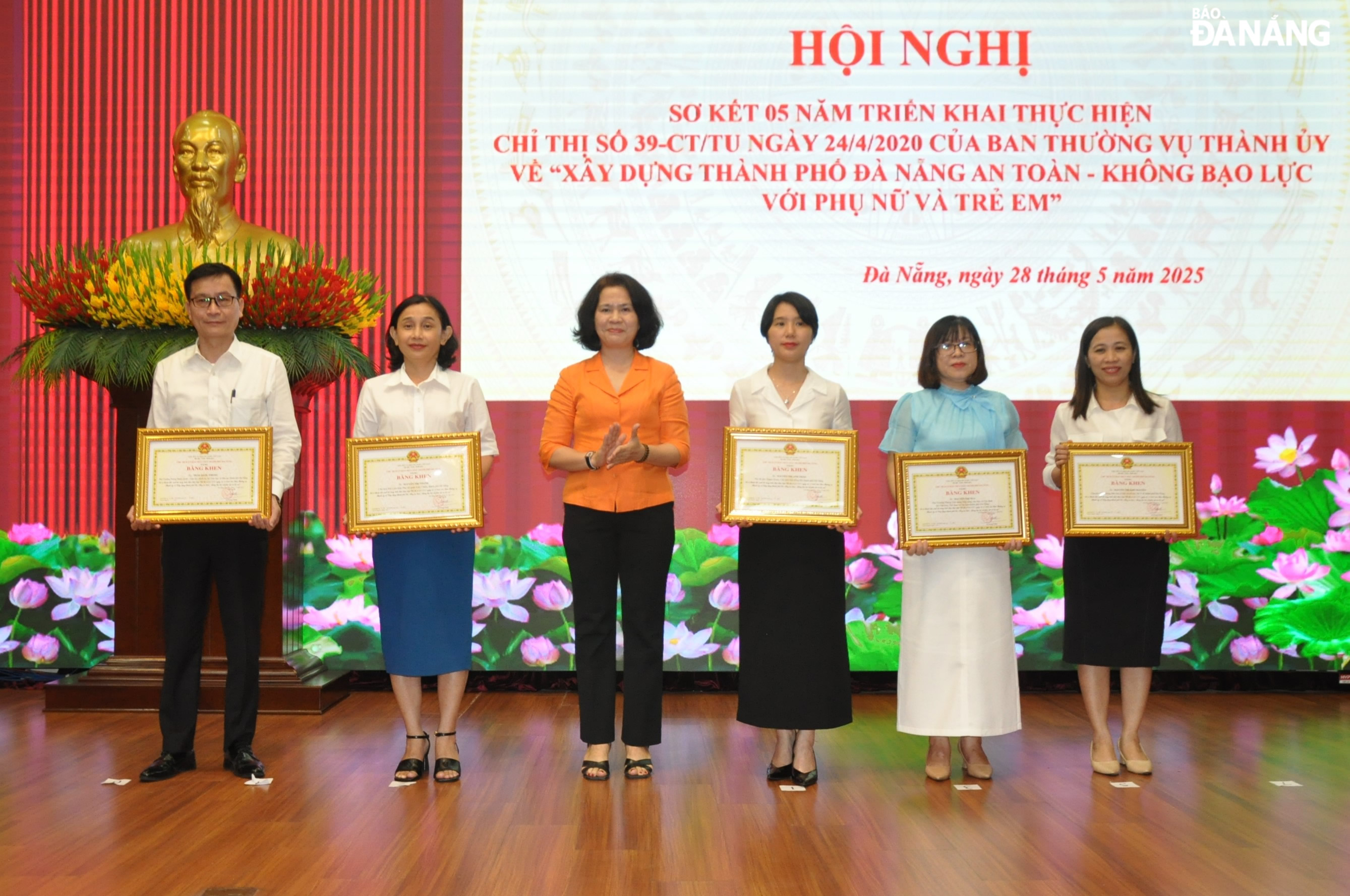 Chairwoman of the City Women's Union Hoang Thi Thu Huong (third from right) presented certificates of merit from the Chairman of the City People's Committee to individuals with outstanding achievements in implementing Directive No. 39-CT/TU. Photo: LE HUNG
