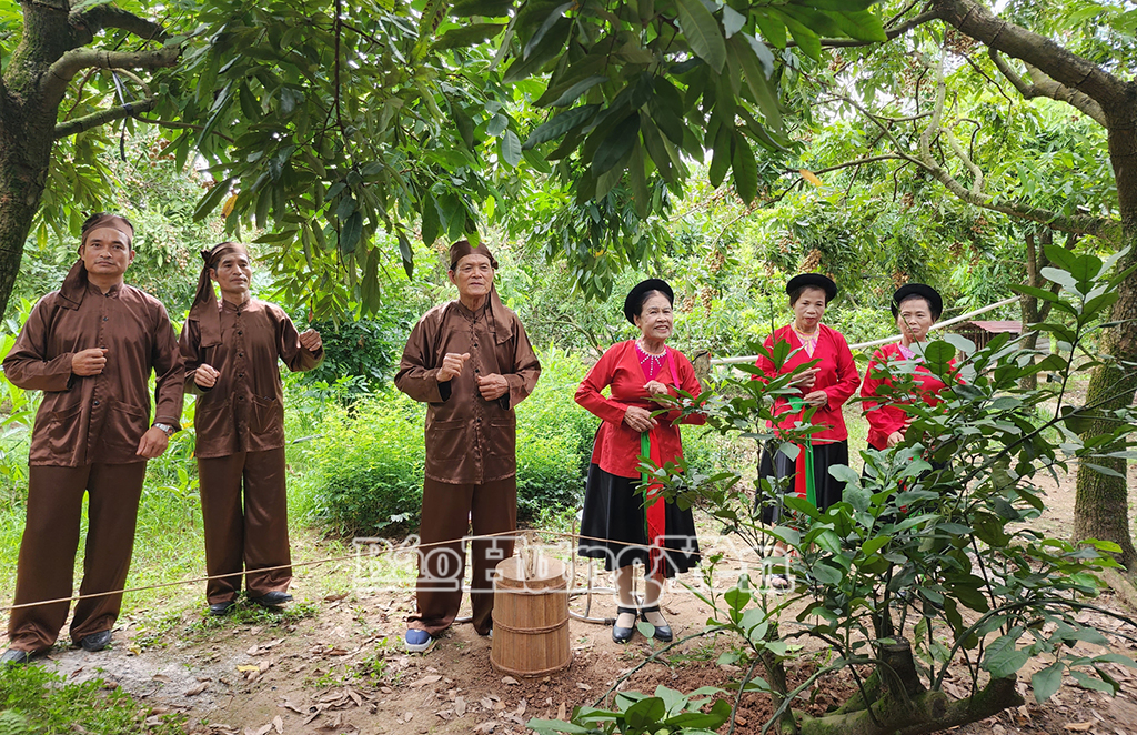 Biểu diễn nghệ thuật hát Trống quân ở xã Phạm Hồng Thái (Khoái Châu)