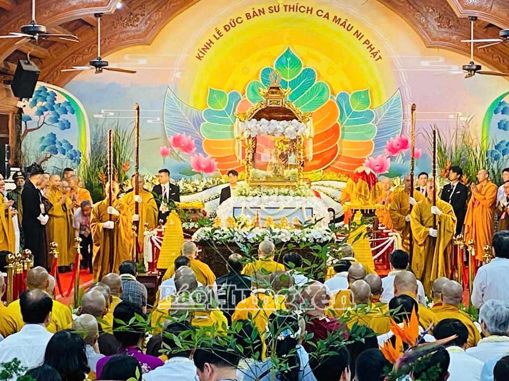 Ceremony of welcoming and placing Buddha's relics at Chuong Pagoda