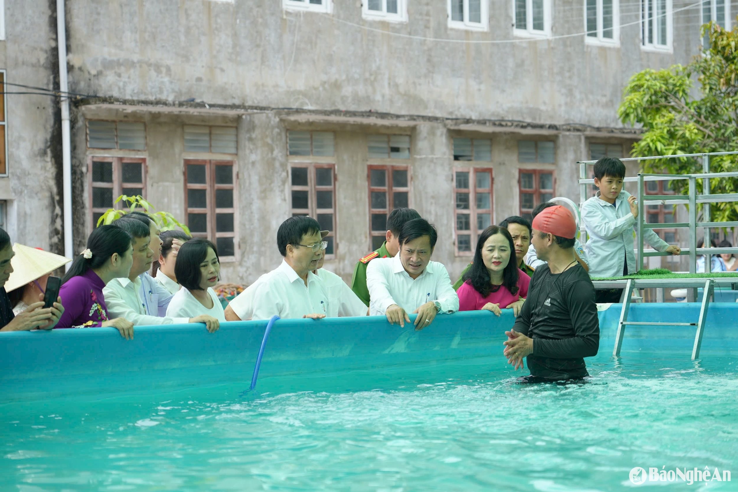 Los líderes visitaron el modelo de natación en la escuela primaria Dien Ngoc. Foto - Mi Ha