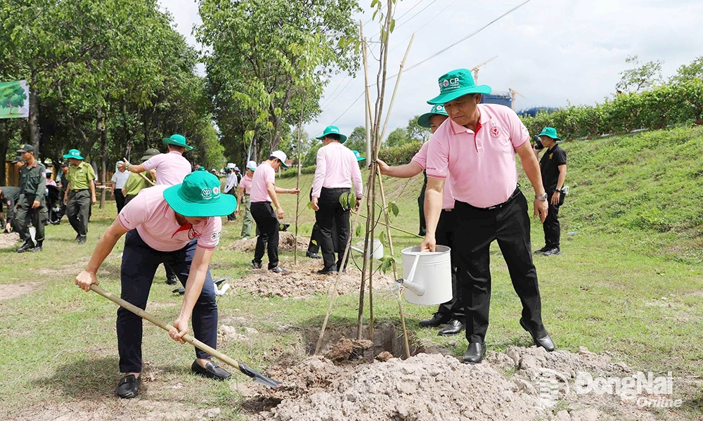 Doanh nghiệp trên địa bàn tỉnh tham gia trồng cây tại Lễ phát động Tết trồng cây đời đời nhớ ơn Bác Hồ năm 2025. Ảnh: B.Nguyên