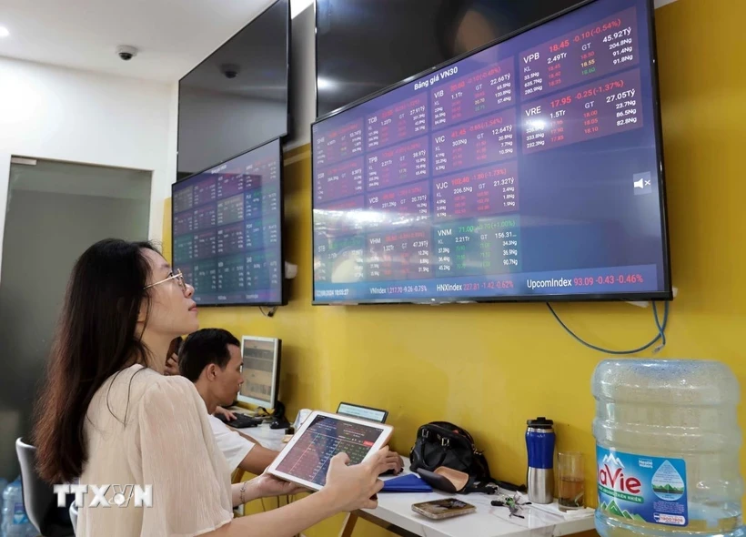 Клиенты совершают сделки в штаб-квартире компании Bao Viet Securities. (Фото: Тран Вьет/VNA)