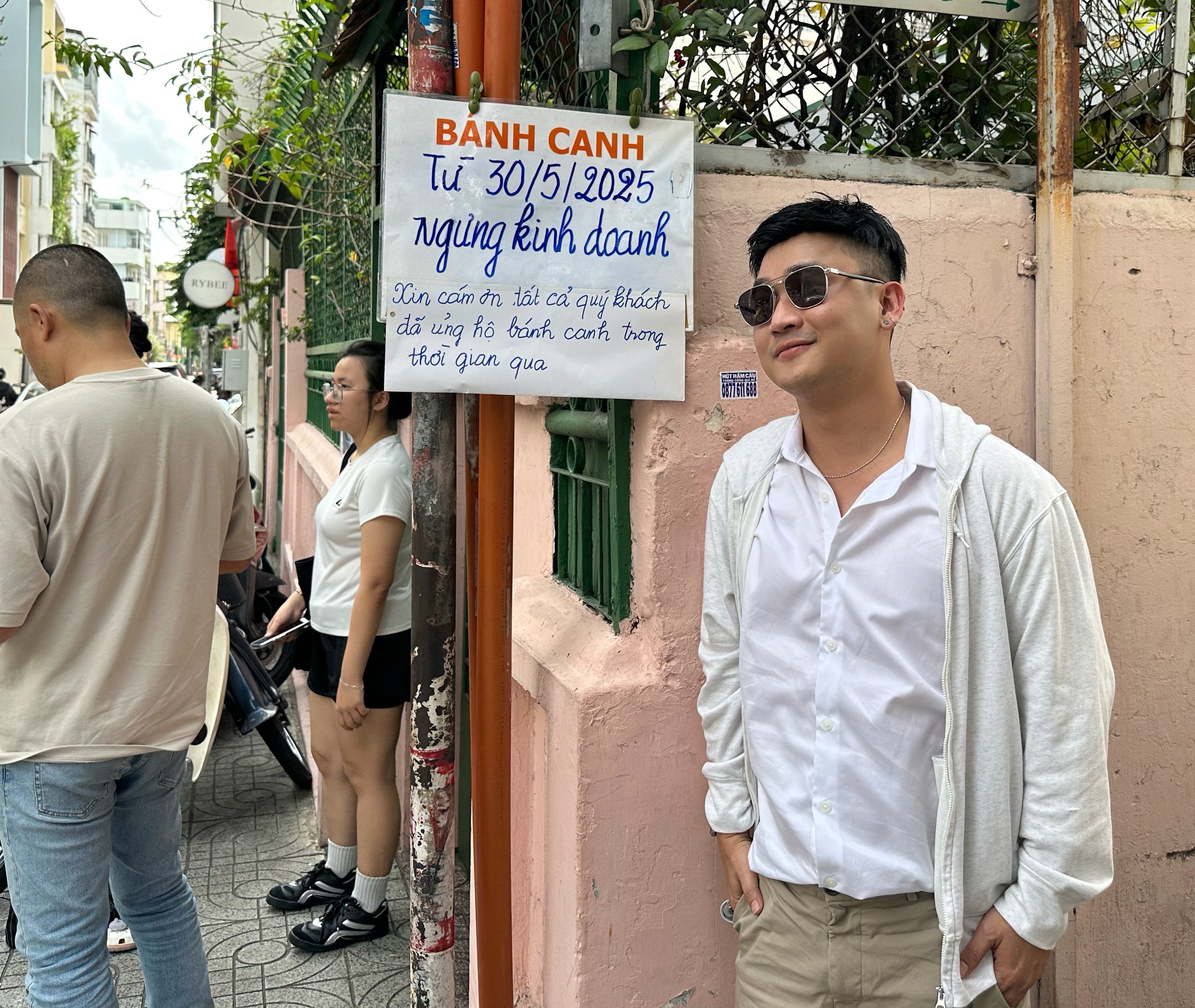 Quán bánh canh 'bán nhanh nhất Việt Nam' đóng cửa: Khách TP.HCM ùn ùn ngày cuối - Ảnh 2.