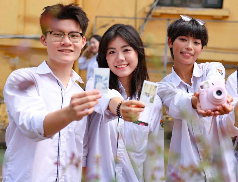 [Ảnh] Học trò lớp 12 chia tay trong lễ bế giảng, chuẩn bị bước vào hành trình mới ảnh 8