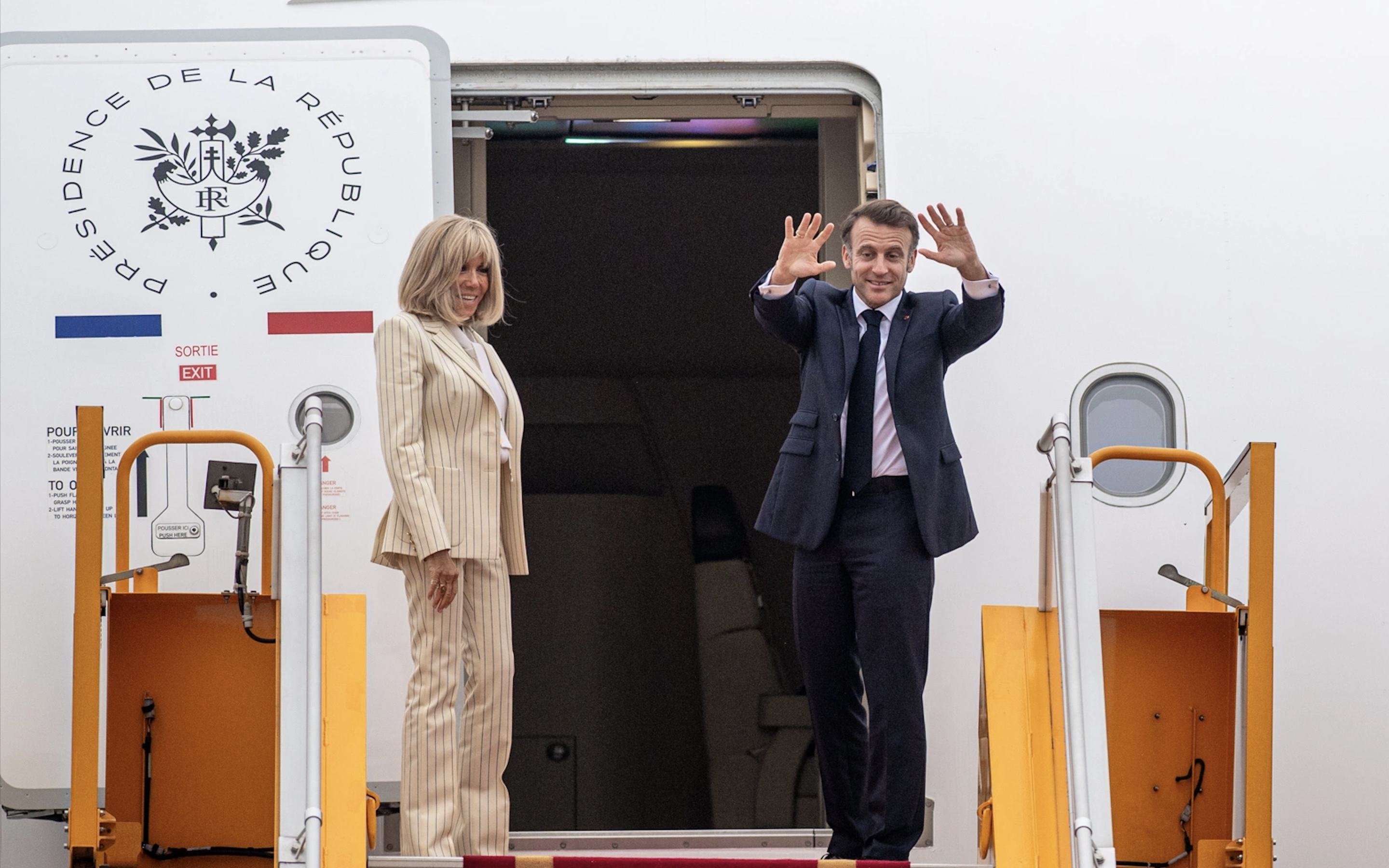 French President and his wife boarded the plane to leave Vietnam in a friendly and radiant manner.