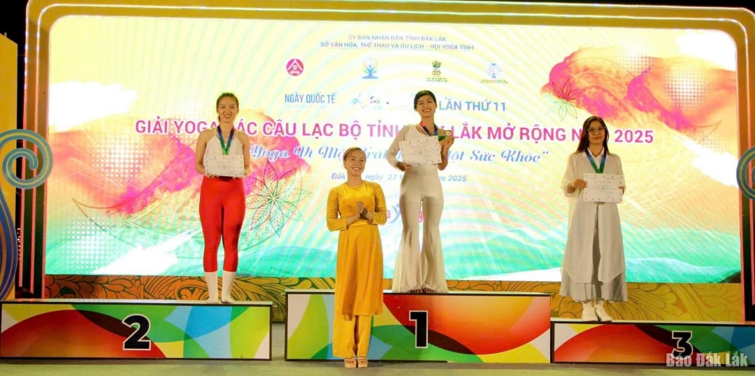 Ban tổ chức trao Giấy chứng nhận và huy chương cho các thí sinh đạt thành tích xuất sắc tại nội dung Asana đơn.