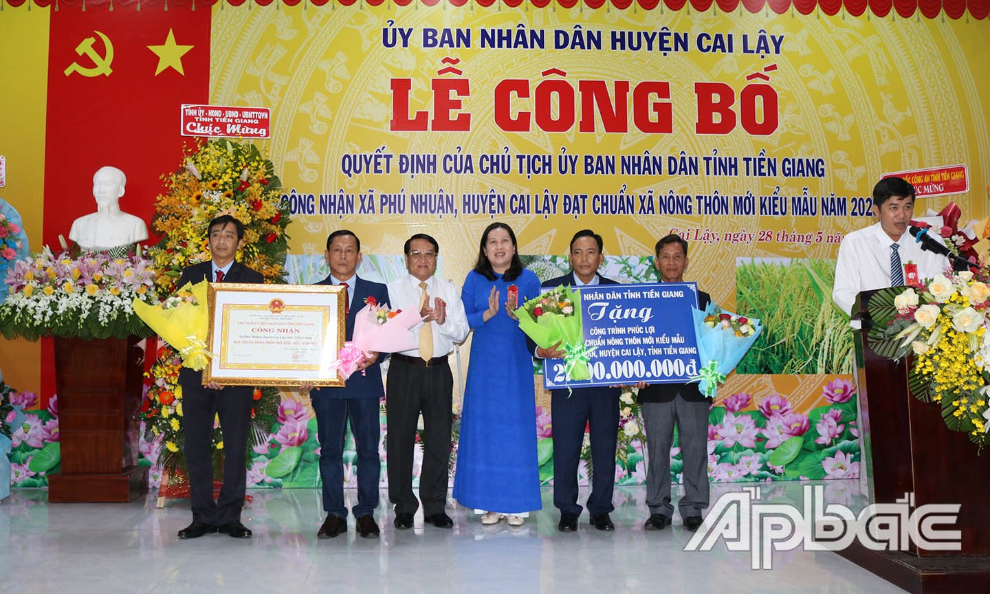 Awarding certificates of recognition and welfare works worth 2 billion VND to the Party Committee, government and people of Phu Nhuan commune