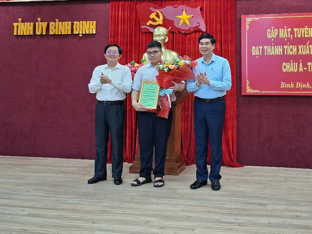 Bình Định vinh danh học sinh đoạt bạc Olympic tin học châu Á - Thái Bình Dương - Ảnh 1.