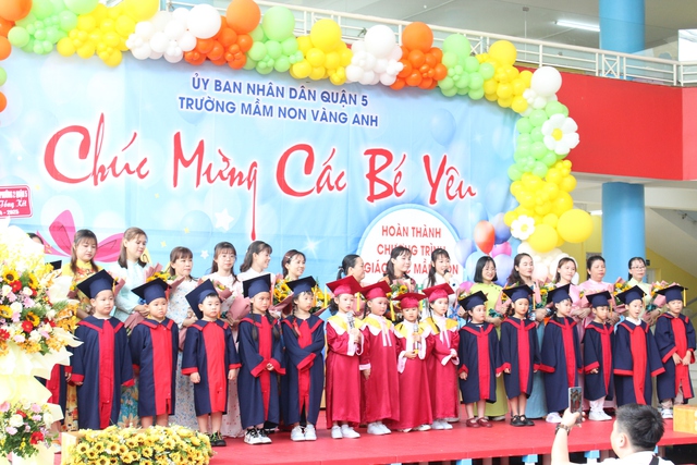 Trẻ ôm cô giáo khóc nức nở vì chia xa trường mầm non - Ảnh 6.