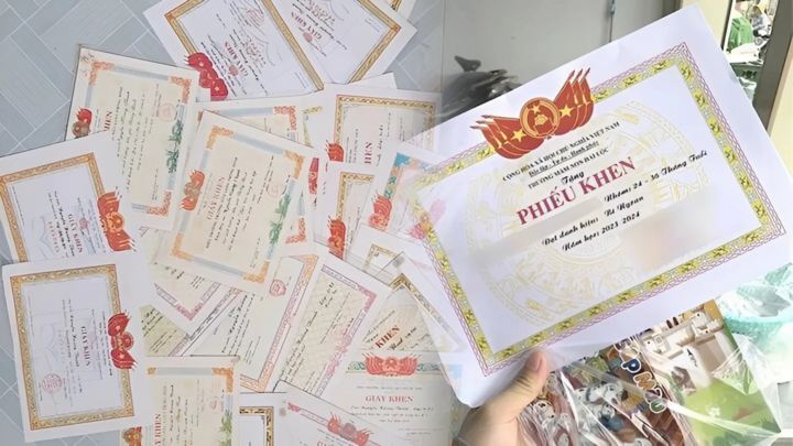 Việc khoe thành tích con cái lên mạng xã hội nhận về nhiều ý kiến trái chiều. (Ảnh minh hoạ)