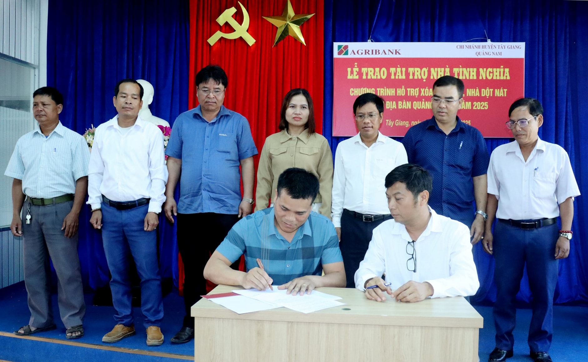 La succursale d'Agribank dans le district de Tay Giang et les dirigeants des trois communes d'Avuong-Atieng-Lang ont signé un protocole d'accord lors de la conférence (1).jpg