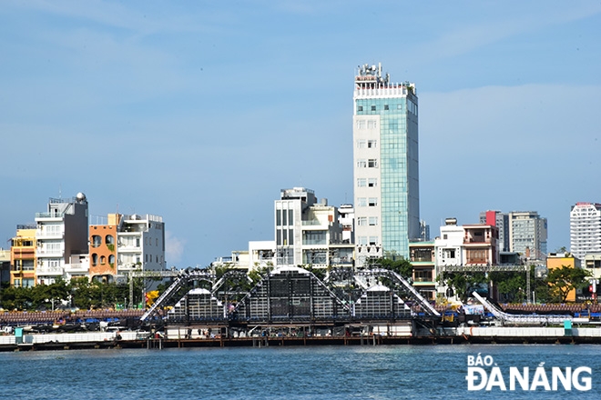 Sân khấu đêm “khai tiệc” pháo hoa nhìn từ khu vực bãi bắn pháo hoa ở đường Bạch Đằng, quận Hải Châu.