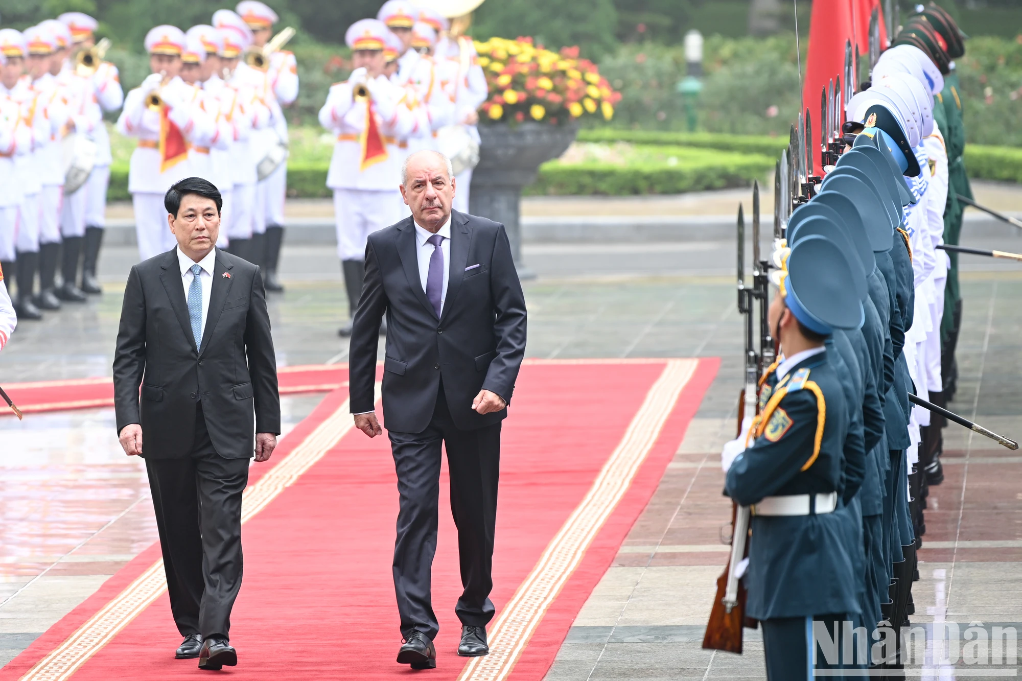 [ภาพ] พิธีต้อนรับประธานาธิบดีฮังการี ซูลโยค ทามัส และภริยา ขณะเยือนเวียดนามอย่างเป็นทางการ ภาพที่ 6