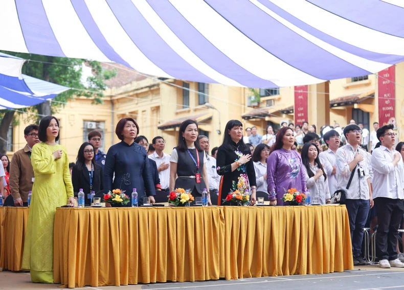 [Ảnh] Học trò lớp 12 chia tay trong lễ bế giảng, chuẩn bị bước vào hành trình mới ảnh 1