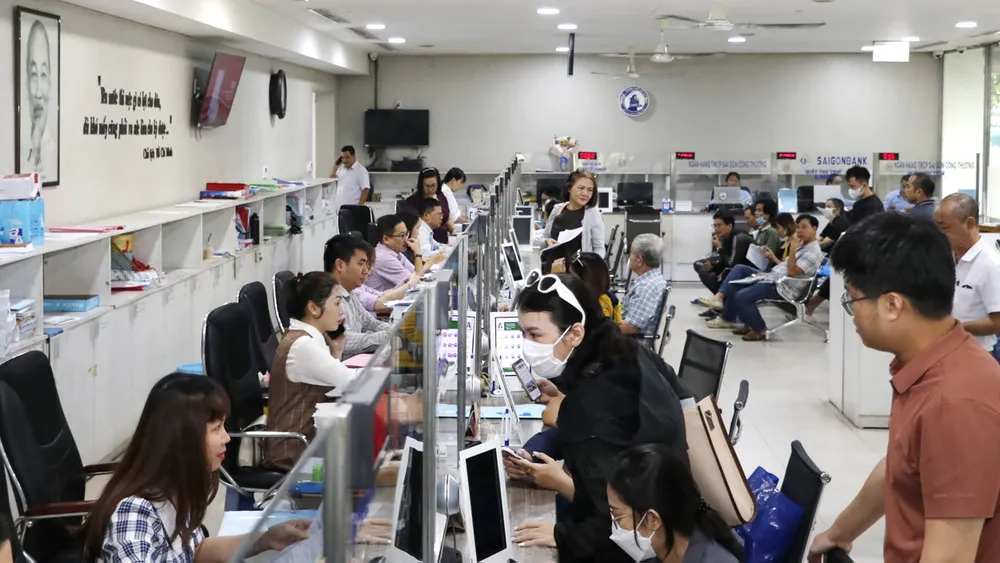 ข้าราชการและเจ้าหน้าที่ของคณะกรรมการประชาชนเขต 12 รับและดำเนินการขั้นตอนการบริหารราชการแทนประชาชน
