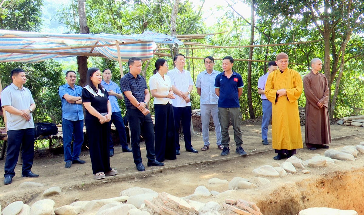 Les dirigeants des départements fonctionnels de la province et du district de Bac Me et les experts ont inspecté la zone de fondation de l'ancienne pagode (pagode Ba Tu), le village de Bo Cung, la ville de Yen Phu (Bac Me).
