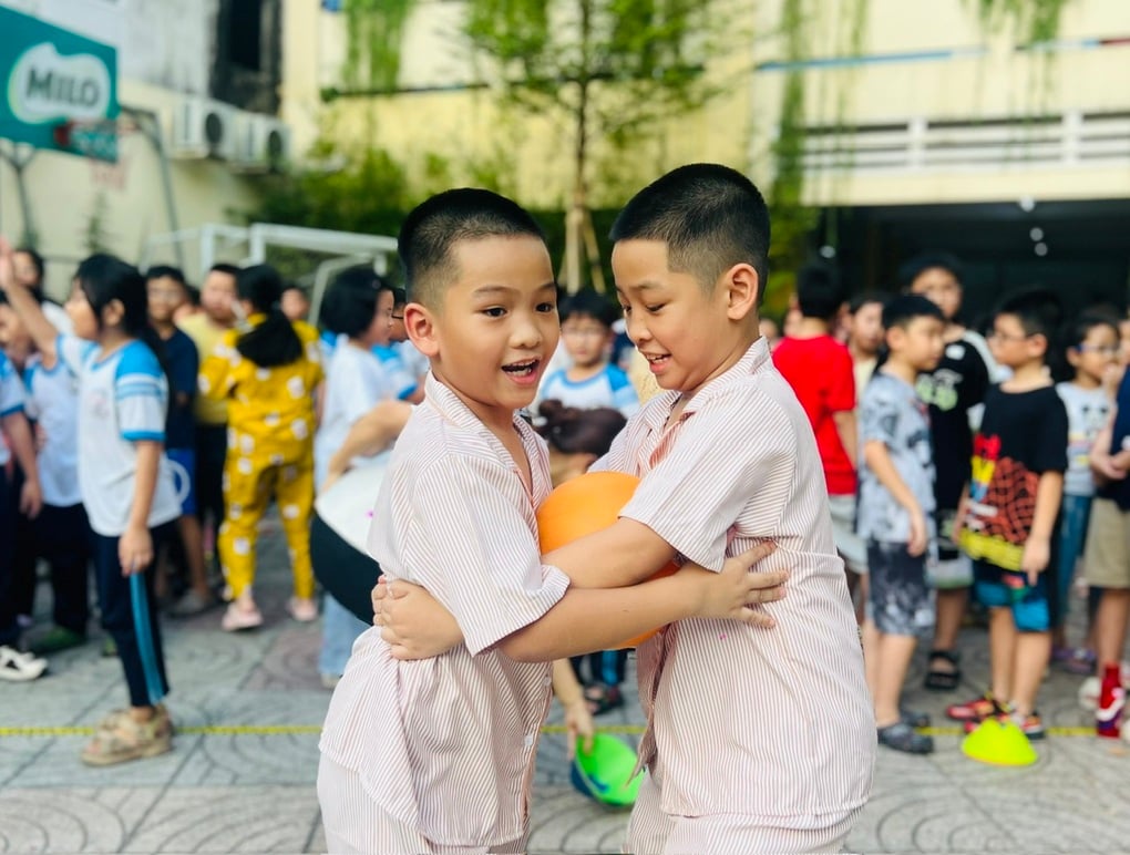 Cho trò mặc pyjama, ngủ lại trường, hiệu trưởng chia sẻ lý do... bất ngờ - 1