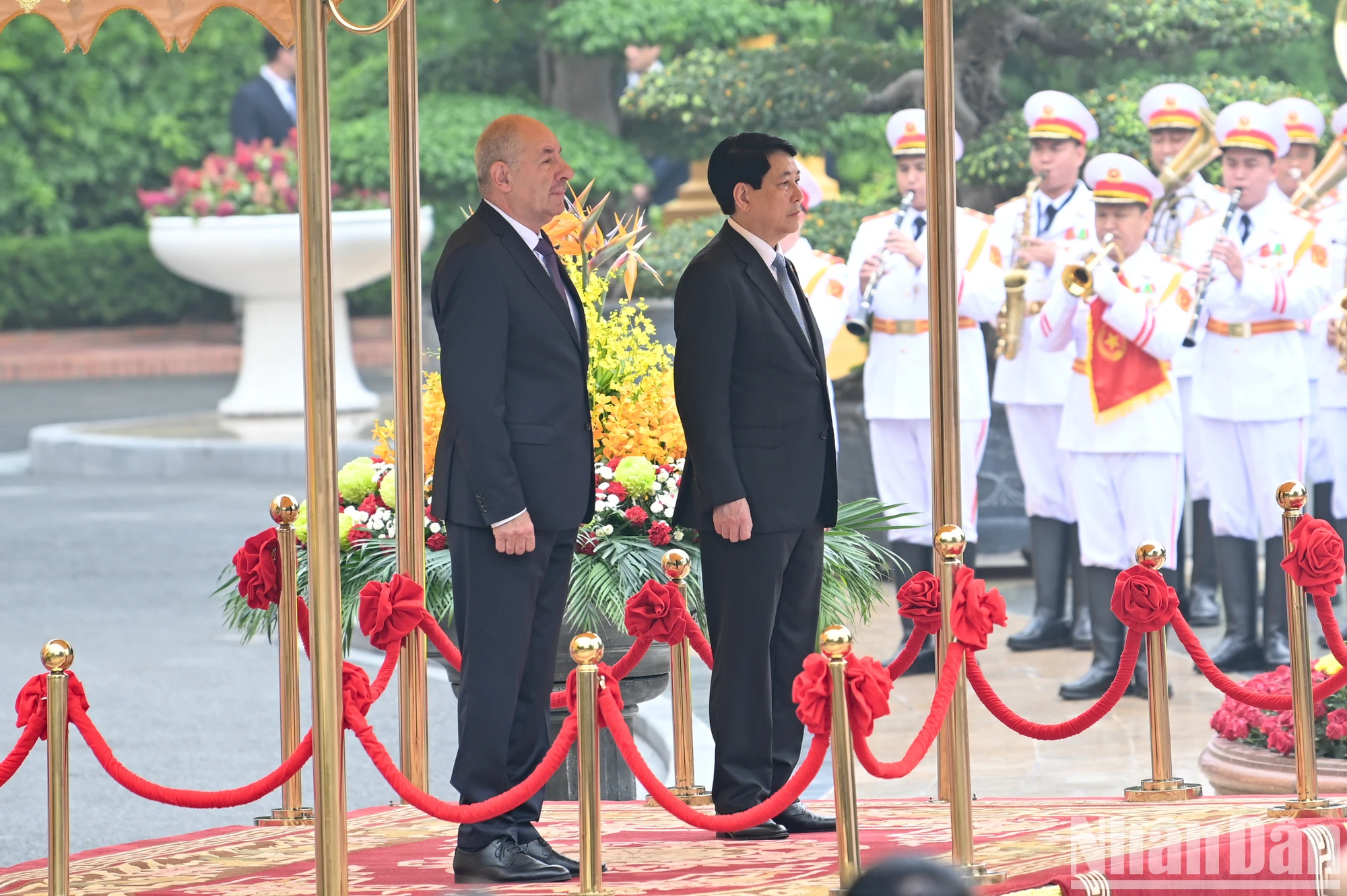 [ภาพ] พิธีต้อนรับประธานาธิบดีฮังการี ซูลโยค ทามัส และภริยา ขณะเยือนเวียดนามอย่างเป็นทางการ ภาพที่ 3