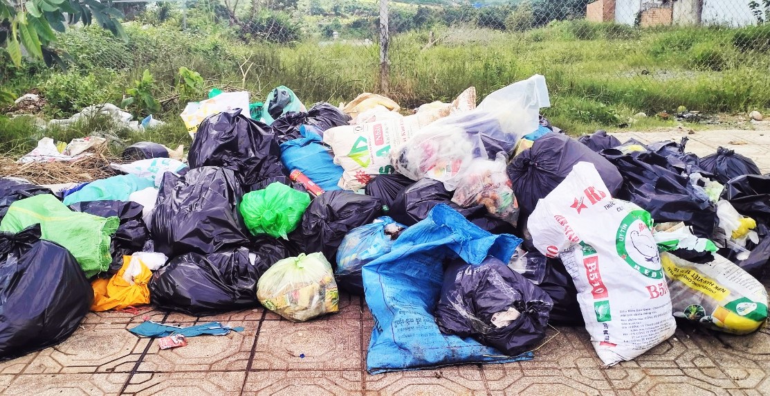 Trieu Phong: Central landfills are overloaded, risk of garbage accumulation in villages