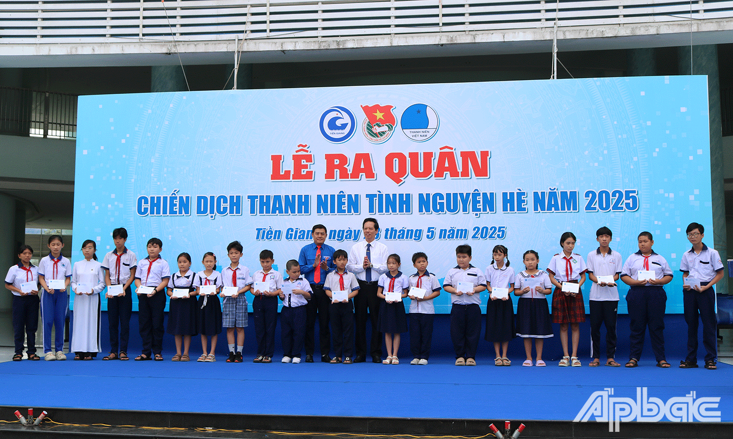 El camarada Nguyen Thanh Dieu y el camarada Nguyen Quang Minh otorgaron becas a estudiantes desfavorecidos.