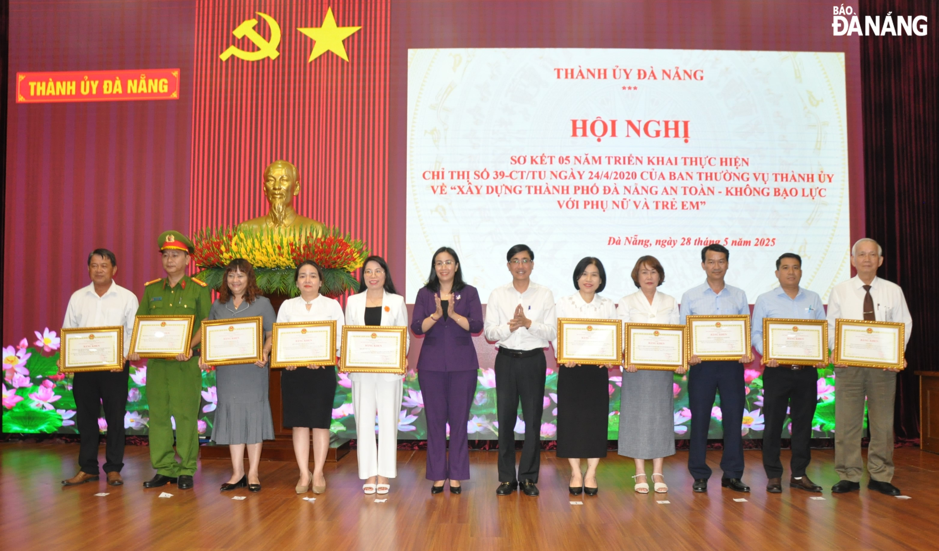 Head of the Propaganda and Mass Mobilization Department of the City Party Committee Tran Thang Loi (6th, right) and Vice Chairwoman of the City People's Committee Nguyen Thi Anh Thi (6th, left) presented certificates of merit to collectives with outstanding achievements in implementing Directive No. 39-CT/TU. Photo: LE HUNG