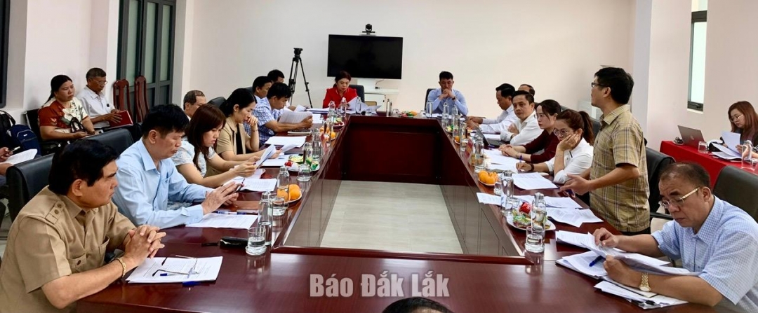 Các đại biểu dự hội nghị phản biện.