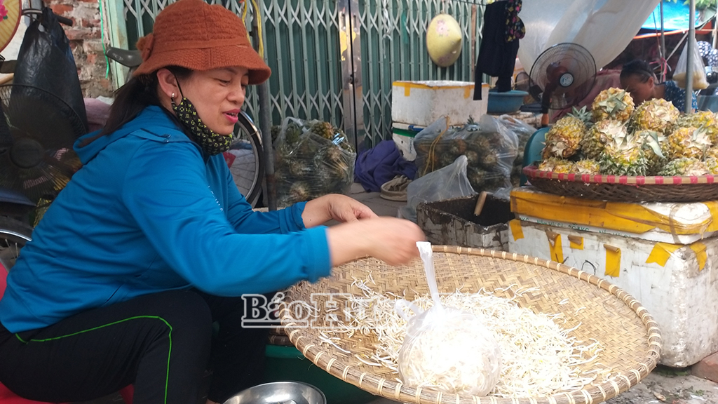 Ms. Luong Thi Nhung specializes in producing and trading bean sprouts at Pho Hien market (Hung Yen city). Illustrative photo