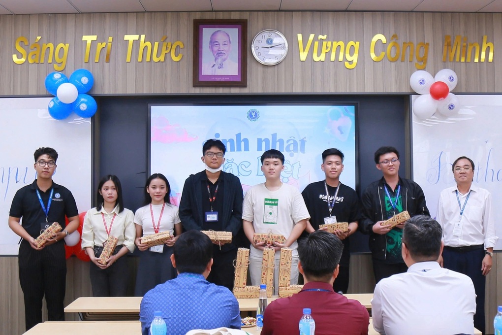 Đại học chơi lớn, tổ chức sinh nhật đặc biệt, tặng quà cho sinh viên - 1