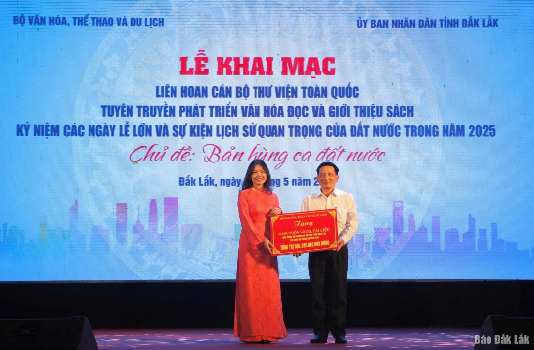 a remis une plaque symbolique au représentant du Département de la Culture, des Sports et du Tourisme de la province.