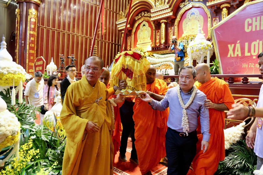 Ông Vũ Đại Thắng - Ủy viên Trung ương Đảng, Bí thư Tỉnh ủy Quảng Ninh, Trưởng Đoàn ĐBQH tỉnh cùng các đại biểu cung tiễn xá lợi Đức Phật.