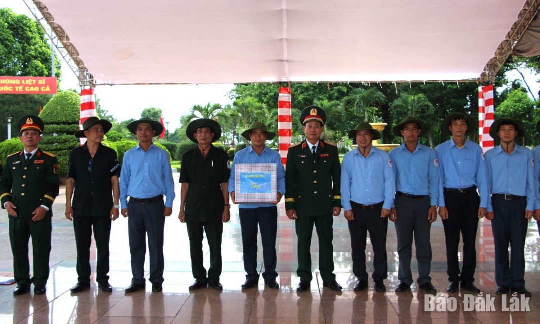 Le commandant adjoint de la région militaire 5 offre des cadeaux pour encourager les officiers et les soldats de l'équipe K51.