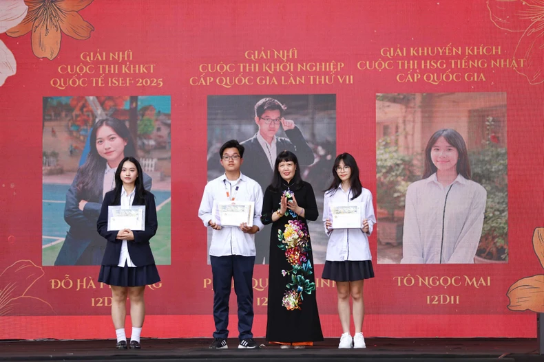 [Ảnh] Học trò lớp 12 chia tay trong lễ bế giảng, chuẩn bị bước vào hành trình mới ảnh 3