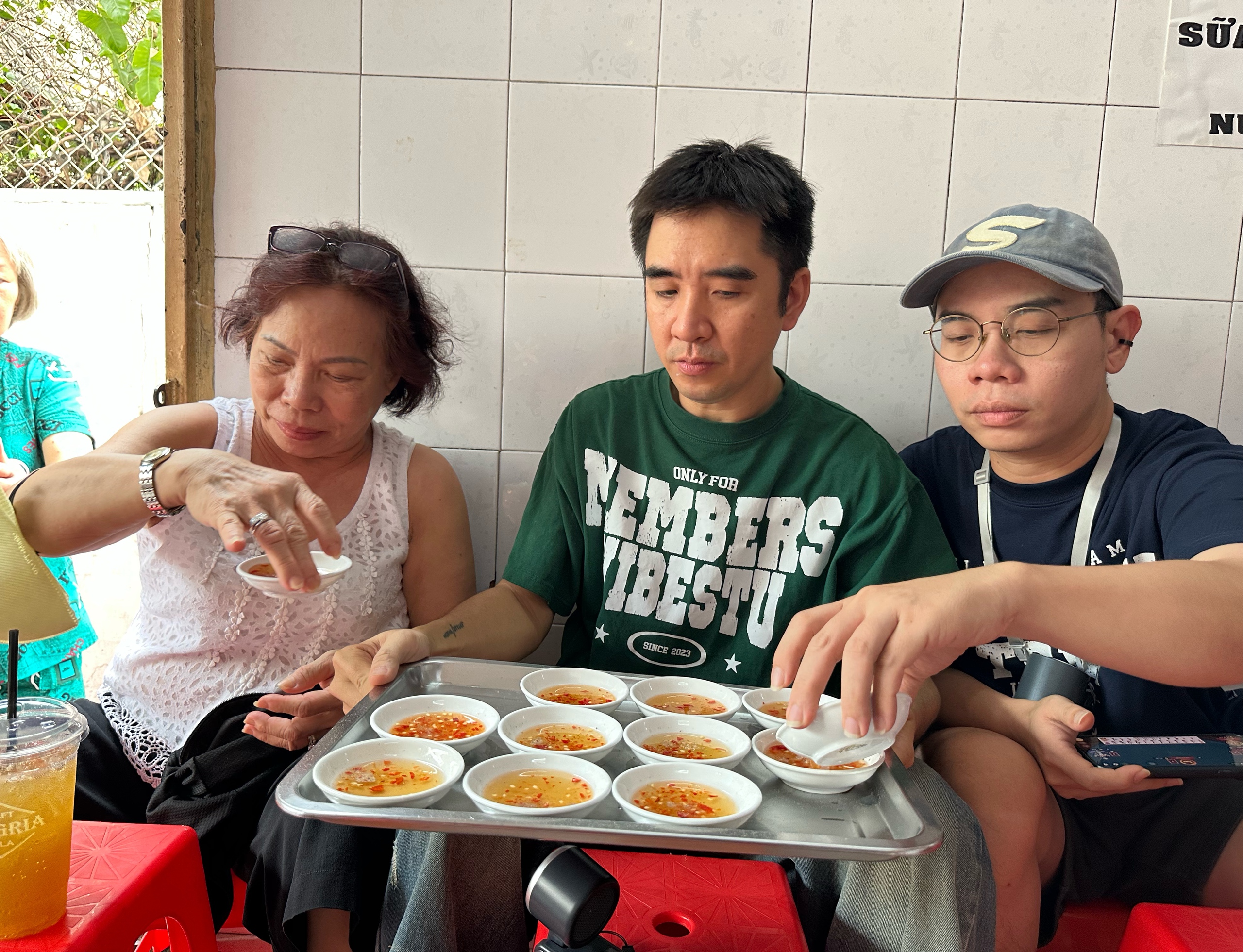 Quán bánh canh 'bán nhanh nhất Việt Nam' đóng cửa: Khách TP.HCM ùn ùn ngày cuối - Ảnh 10.