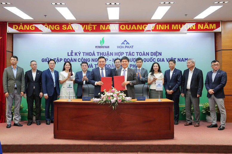 Hoa Phat និង Petrovietnam បានចុះហត្ថលេខាលើកិច្ចព្រមព្រៀងសហប្រតិបត្តិការលើគ្រប់ជ្រុងជ្រោយ - រូបថត ១.