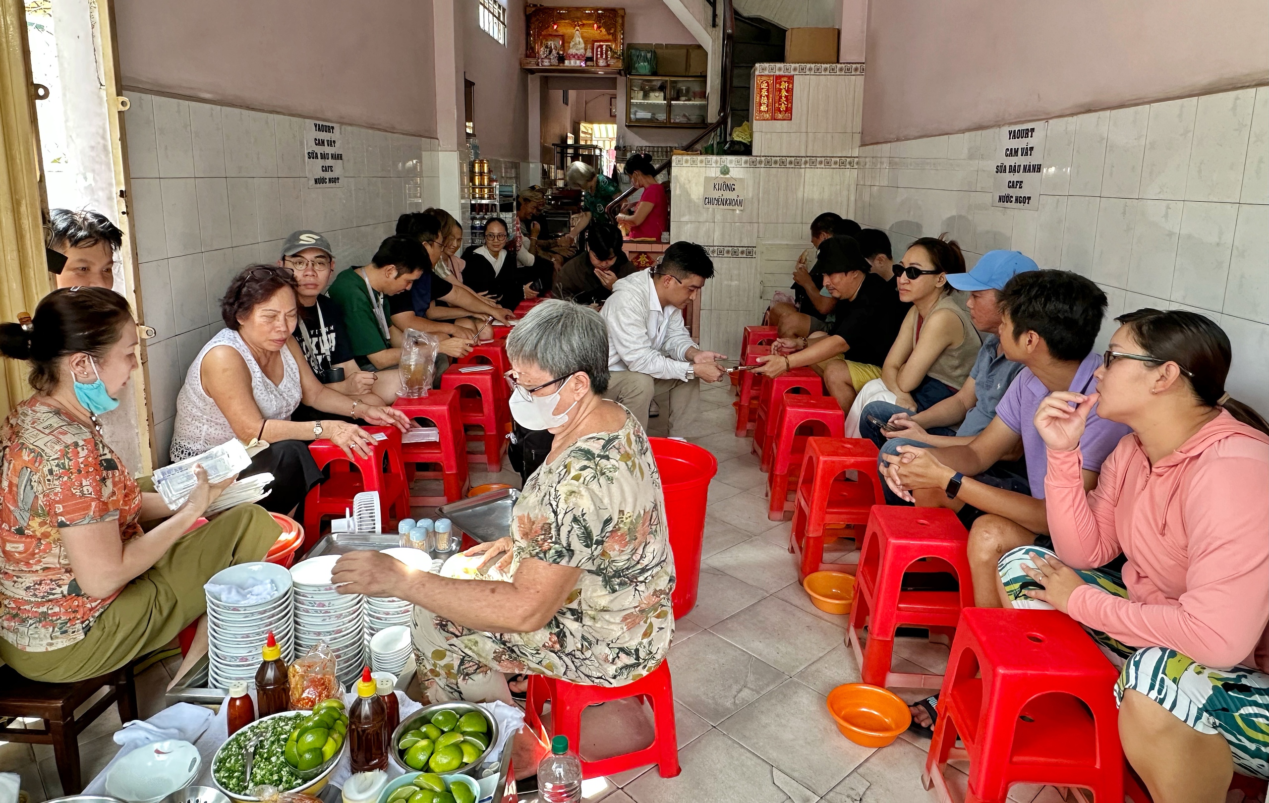Quán bánh canh 'bán nhanh nhất Việt Nam' đóng cửa: Khách TP.HCM ùn ùn ngày cuối - Ảnh 1.