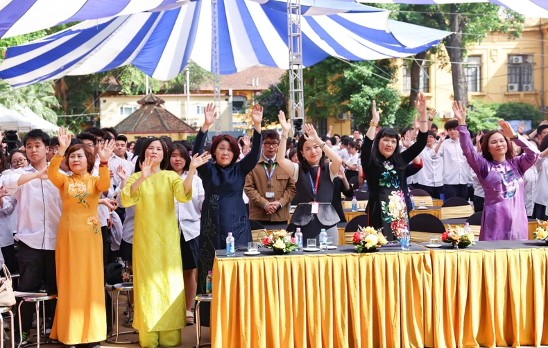 [Ảnh] Học trò lớp 12 chia tay trong lễ bế giảng, chuẩn bị bước vào hành trình mới ảnh 5