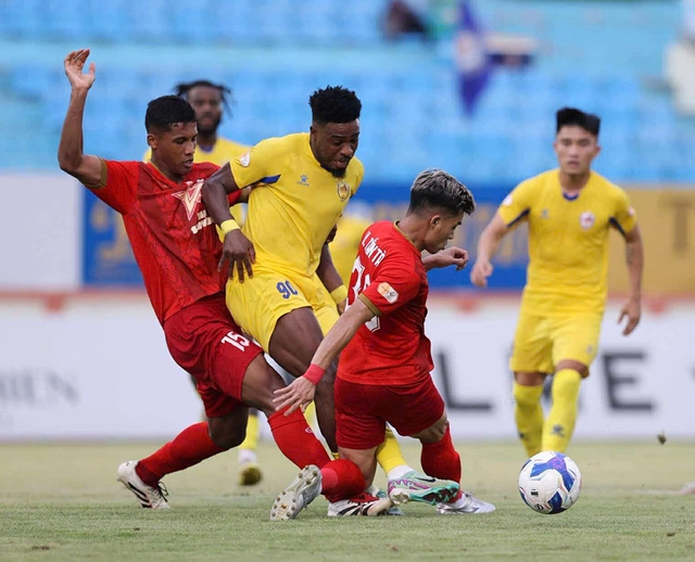 Cuộc đua trụ hạng V-League quá khốc liệt: Chỉ lo xuất hiện ‘kịch sĩ’- Ảnh 1.