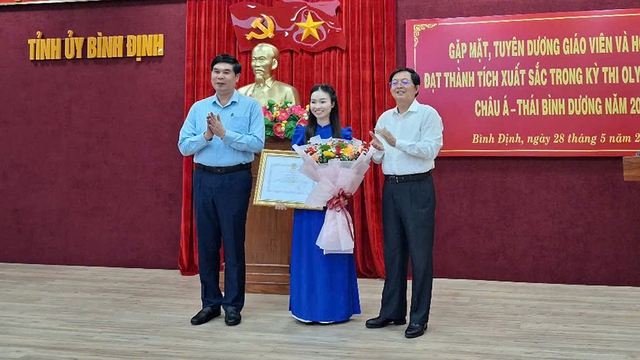 Bình Định vinh danh học sinh đoạt bạc Olympic tin học châu Á - Thái Bình Dương - Ảnh 2.