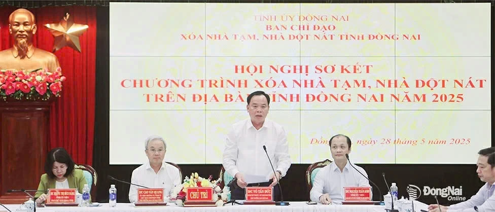 Chủ tịch UBND tỉnh Võ Tấn Đức, Phó trưởng Ban Chỉ đạo xóa nhà tạm, nhà dột nát tỉnh phát biểu tại Hội nghị sơ kết chương trình xóa nhà tạm, nhà dột nát trên địa bàn tỉnh Đồng Nai năm 2025. Ảnh: Sông Thao
