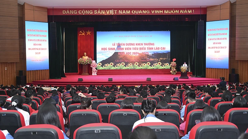 Lào Cai tuyên dương, khen thưởng 500 học sinh, sinh viên tiêu biểu năm học 2024-2025 ảnh 1
