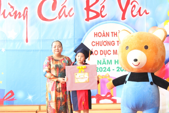 Trẻ ôm cô giáo khóc nức nở vì chia xa trường mầm non - Ảnh 7.